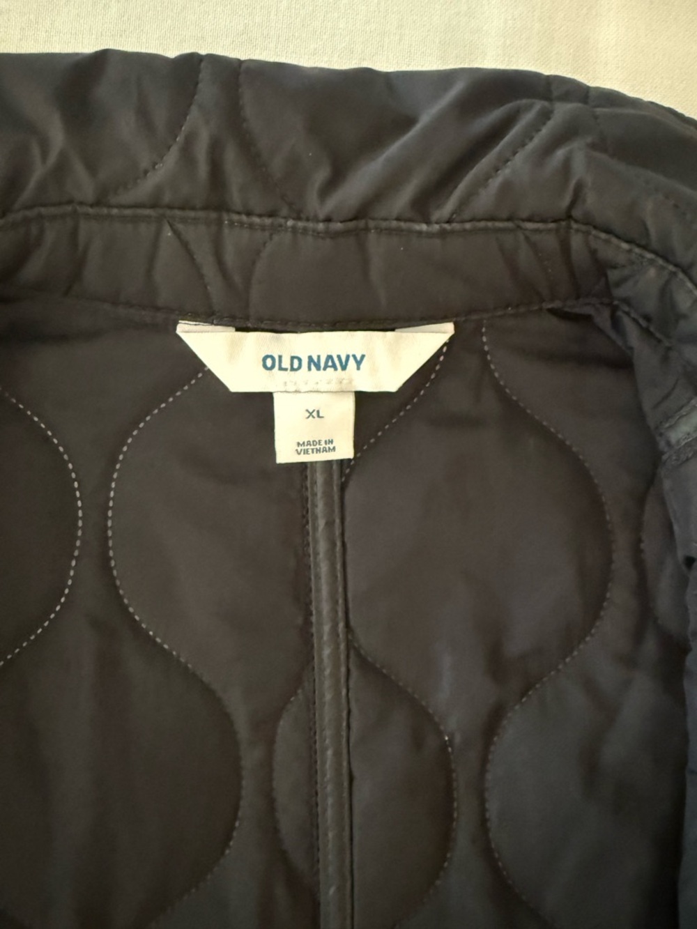 Old Navy Black Quilted Jacket with Curved Stitching - Picture 5 of 6